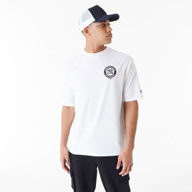 Maglia a Maniche Corte Uomo New Era MLB PLAYER GRPHC OS TEE NEYYAN 60435538 Bianco di New Era, Camicie e T-shirt sportive - R...