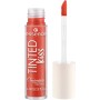 Feuchtigkeitsspendender Lippenstift Essence Tinted Kiss Fluid Nº 04-chili & chill 4 ml von Essence, Lippenstifte - Ref: S0511...