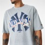 Maglia a Maniche Corte Uomo New Era MLB Arch Graphic New York Yankees Grigio chiaro | Tienda24 - Global Online Shop Tienda24.eu