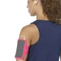 Bracelete Desportiva com Saída para Auriculares Asics MP3 Arm Tube Cor de Rosa de Asics, Suportes - Ref: S2003073, Preço: 19,...