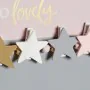 Quadro Portafotos com Molas DKD Home Decor Hello Lovely Madeira MDF Estrelas 40 x 1 x 24 cm de DKD Home Decor, Molduras com m...