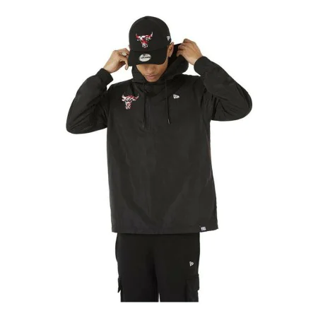 Polar com Capuz Homem New Era Chicago Bulls Preto de New Era, Homem - Ref: S6431556, Preço: 64,14 €, Desconto: %